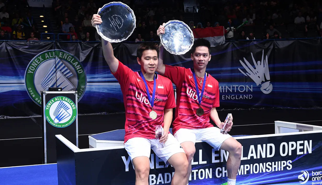 Ganda putra Indonesia, Kevin Sanjaya dan Marcus Gideon saat meraih gelar juara All England di Birmingham, Minggu (12/3/2017). Keduanya tahun ini akan berjuang untuk mempertahankan gelar juara All England. (AFP/Justin Tallis)