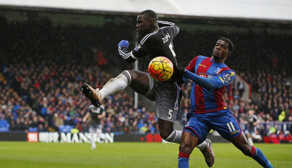  Pemain Chelsea,  Kurt Zouma menghalau bola dari pemain Crystal Palace, Wilfried Zaha pada laga Liga Premier Inggris di Stadion Selhurst Park, Inggris,, Minggu (3/01/2016). Chelsea menang 3-0. (Reuters/John Sibley)
