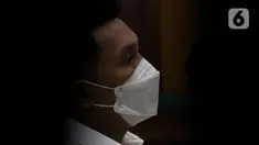 Terdakwa perintangan proses penyidikan terkait pengusutan kasus pembunuhan berencana terhadap Nofriansyah Yosua Hutabarat atau Brigadir J, Chuck Putranto saat mengikuti sidang pembacaan vonis oleh Majelis Hakim Pengadilan Negeri (PN) Jakarta Selatan, Jumat (24/2/2023). Majelis Hakim menilai, Chuck Putranto terbukti secara sah dan meyakinkan bersalah serta dijatuhi hukuman satu tahun penjara, denda Rp 10 juta subsider tiga bulan penjara. (Liputan6.com/Herman Zakharia)