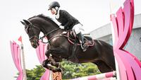 Atlet berkuda tim Equinara Horse Sports, Aisha Maydina Hakim beraksi pada nomor Show Jumping 70-90 cm saat ajang Solidarity Equestrian Challange 2022 yang berlangsung di Jakarta International Equestrian Park, Jakarta Timur, Minggu (30/01/2022). (Bola.com/Bagaskara Lazuardi)