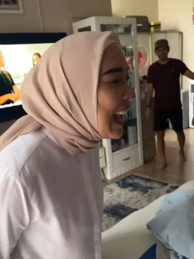Indra Bekti dijenguk rekan artis di rumahnya (Foto: Instagram dhila_bekti)