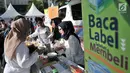 Petugas BPOM mensosialisasikan tempat makan yang memenuhi syarat atau tidak kepada warga saat peringatan HUT ke-18 BPOM di Sarinah, MH Thamrin, Jakarta, Minggu (10/2).  (Merdeka.com/Iqbal S. Nugroho)