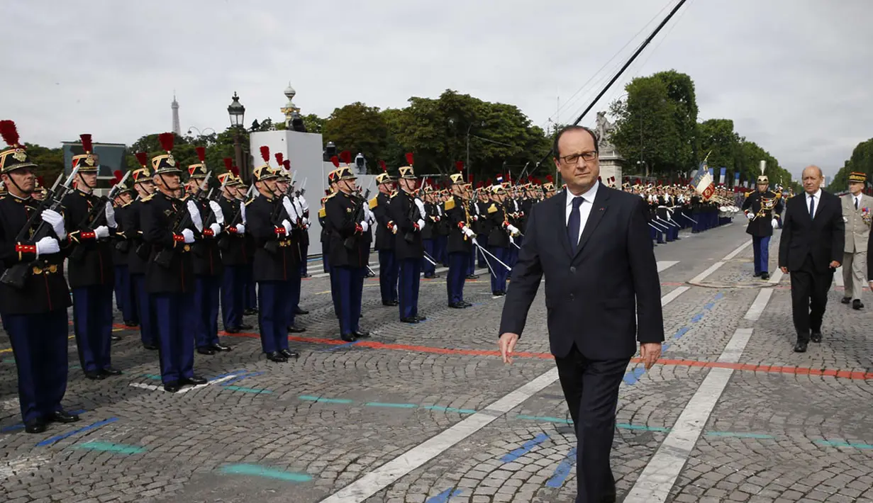 Presiden Prancis, Francois Hollande, menghadiri parade tradisional Bastille Day 2014 yang dipusatkan di Place de la Concorde, Paris, (14/7/2014). (REUTERS/Etienne Laurent/Pool)