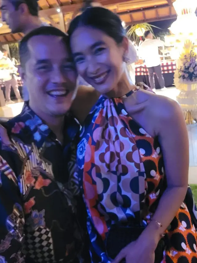 13 Tahun Menikah, Happy Salma dan Tjok Gus Selalu Tampil Serasi dengan Busana Etnik