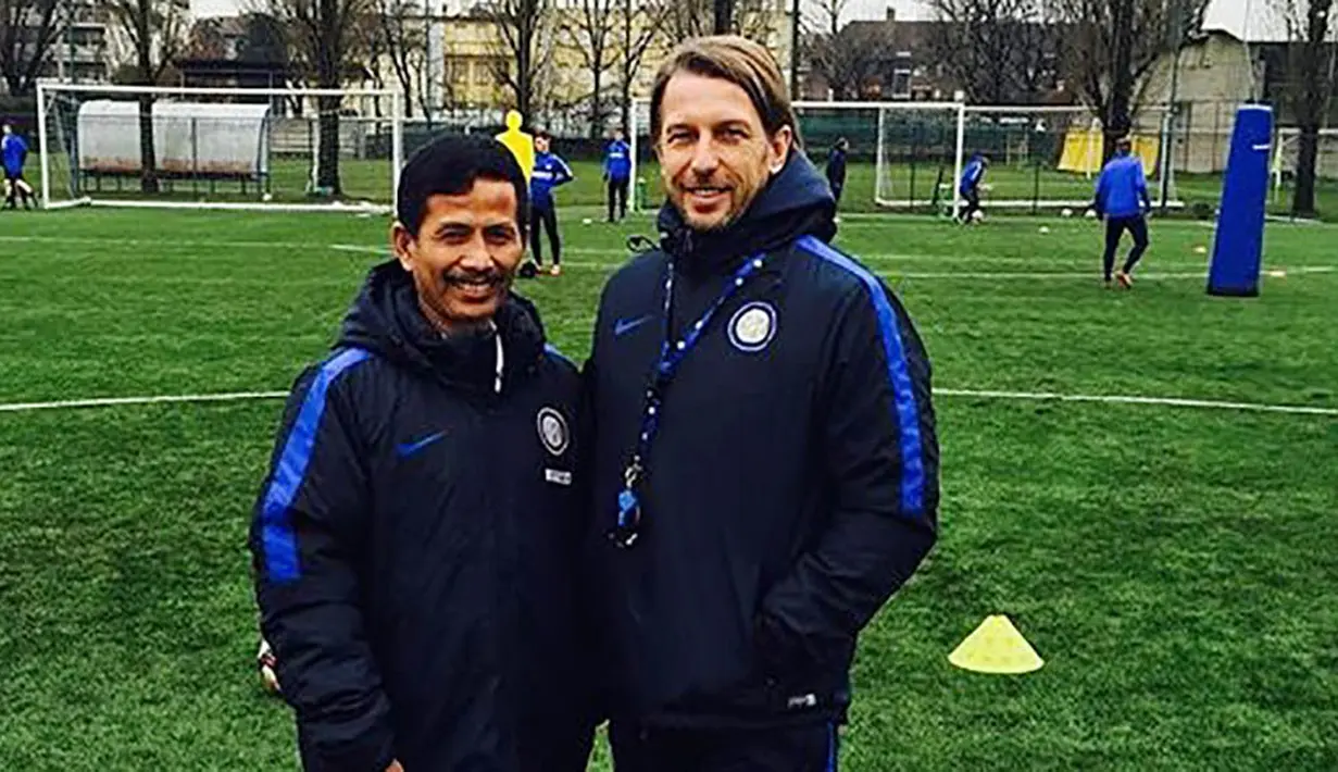 Mantan Pelatih Persib Bandung, Djadjang Nurdjaman, foto bersama pelatih Inter Milan junior, Stefano Pechi. Djadjang kini masih berada di Italia untuk memperdalam ilmu kepelatihannya bersama tim U-18 Inter Milan. (Bola.com/Instagram)