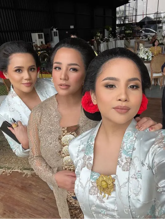 Ia tampil dengan makeup kecoklatannya, terlihat dari blush on warna gelap, lipstik nude kecoklatan, dan eyeshadow warna serasi. [@calistapieters]