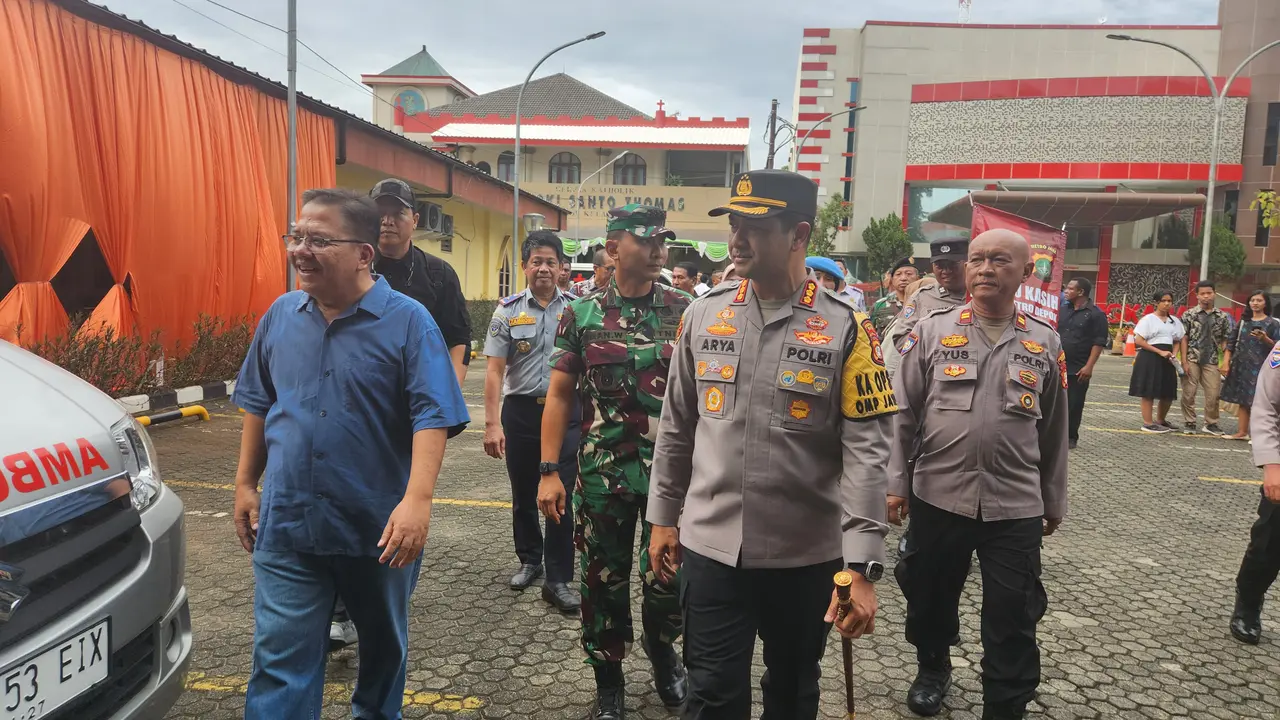 Kapolres Metro Depok, Kombes Arya Perdana bersama Forkopimda Depok melakukan pengecekan pelaksanaan ibadah malam Natal di Gereja Katolik Santo Thomas Depok.