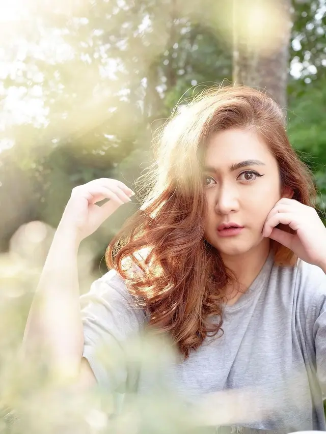 Nafa Urbach yang terlihat cantik di usia kepala empat