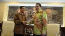 Ketua DPD Irman Gusman dan Ketua Umum Badan Musyawarah Antar Gereja nasional, Saur Hasugian (kiri) saat berjabat tangan, Jakarta, Senin (22/12/2014).(Liputan6.com/Andrian M Tunay)