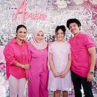 Merayakan ulang tahun ke-11, gaya Amora Lemos curi perhatian. Tampilan glamor pancarkan aura diva sejak dini. Para tamu undangan yang hadir juga tampak meriah dalam balutan nuansa serba pink. (Foto: Amora Lemos)