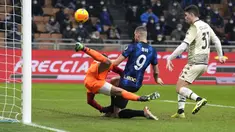Inter Milan harus bekerja ekstra untuk menaklukkan Venezia pada laga Liga Italia di Stadion Giuseppe Meazza, Minggu (23/1/2022). (AP/Luca Bruno)