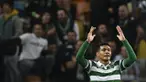 Teofilo Gutierrez, penyerang Sporting Lisbon melakukan selebrasi usai mencetak gol dengan mengambil vanishing spray milik wasit pada pertandingan melawan Besiktas di Liga Europa, Jum'at (11/12/2015) dini hari WIB. Karena selebrasinya itu, ia diganjar...