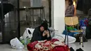 Hingga Kamis 5 Maret 2026, secara nasional, lebih dari 84.000 orang tercatat berada di 400 lokasi penampungan kolektif. Tampak dalam foto, seorang wanita mendengarkan teleponnya di dalam sebuah sekolah yang diubah menjadi tempat penampungan bagi para pengungsi di kota Dekwaneh, Lebanon, utara Beirut, pada Kamis 5 Maret 2026. (Joseph EID/AFP)