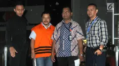 Penyuap Bupati Pakpak Bharat, Hendriko Sembiring dikawal petugas usai menjalani pemeriksaan perdana oleh penyidik di gedung KPK, Jakarta, Selasa (27/11). Hendriko diperiksa sebagai tersangka terkait dengan proyek di Dinas PUPR. (merdeka.com/Dwi Narwoko)