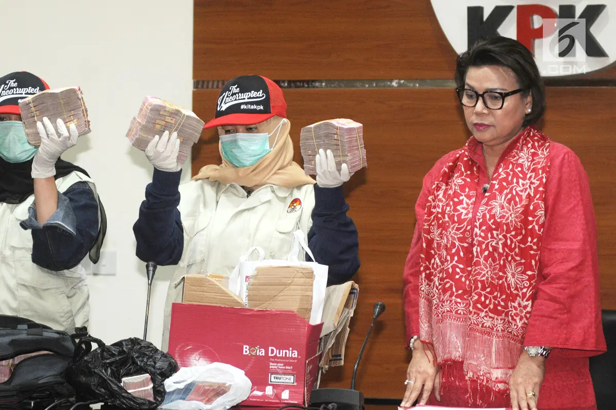 Bupati Cianjur Tersangka KPK Tunjukkan Barang Bukti Suap