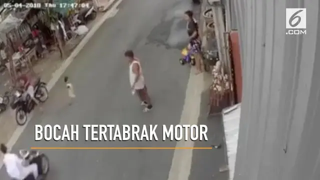 Kamera pengawas merekam detik-detik seorang anak kecil tertabrak motor saat menyeberang jalan.