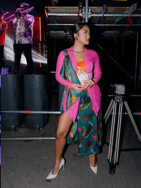 Lewat unggahan Instagram miliknya, perempuan yang akrab disapa Lala itu terlihat memukau mengenakan kebaya warna pink dan oranye. Kebaya tersebut kemudian dipadukan kain batik warna tosca dengan detail high slit yang memperlihatkan kaki jenjang Marion Jola. (Liputan6.com/IG/@lalamarionmj)