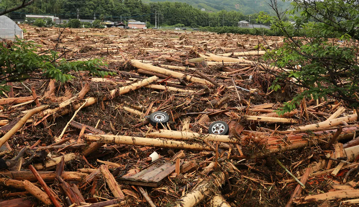 Kondisi kawasan yang terkena banjir di Asakura, Fukuoka, Jepang, Jumat (7/7). Banjir besar yang melanda bagian selatan Jepang dilaporkan telah menewaskan setidaknya 16 orang. (AFP PHOTO / JIJI PRESS)