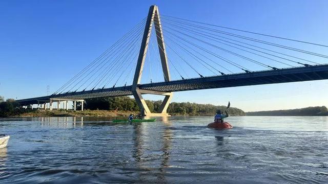 Aksi Pria Seberangi Sungai Pakai Labu