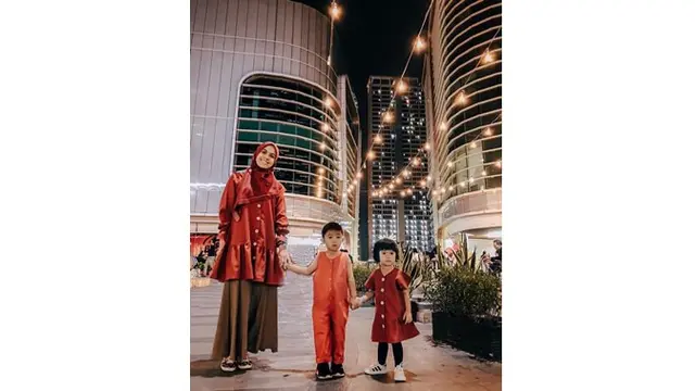 adi seorang ibu membuat Gina lebih banyak menghabiskan waktunya untuk mengurus keluarga terutama anak di rumah.