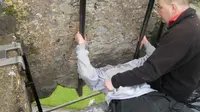 Tradisi Ciuman Aneh di Irlandia, Mencium Batu Menara Blarney