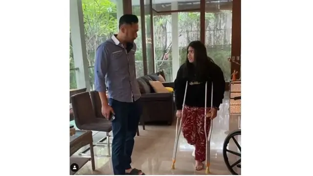 Kini bocah yang akrab disapa Aira ini sedang berlatih berjalan dengan sang ayah.