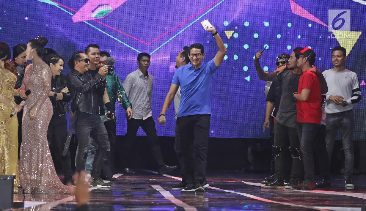Wakil Gubernur DKI Jakarta, Sandiaga Uno menyapa para penonton konser Gempita 2018 di pantai karnaval Ancol, Jakarta, Senin (1/1). (Liputan6.com/Herman Zakharia)