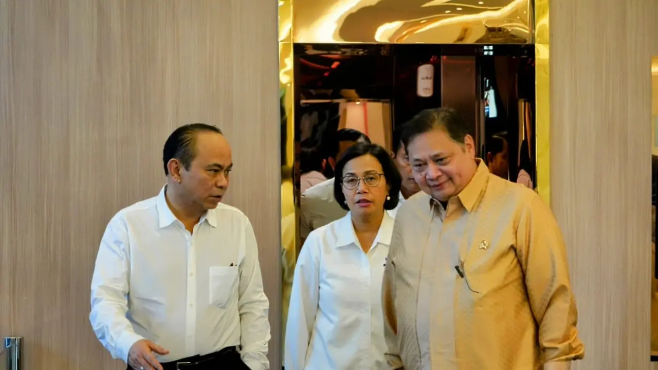 Menteri Koordinator Bidang Perekonomian Airlangga Hartarto saat memimpin dan memberikan arahan dalam Rapat Koordinasi Dewan Pengarah INSW di Kantor Kementerian Koordinator Bidang Perekonomian, Senin (27/11).
