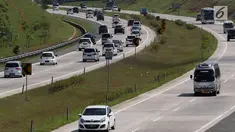 Kepadatan terjadi di Jalan Tol Cipali, Jawa Barat mengarah ke Jakarta, Kamis (29/6). Memasuki H+4 Lebaran, arus balik dari Jawa Tengah menuju Jakarta masih terpantau ramai lancar. (Liputan6.com/Faizal Fanani)
