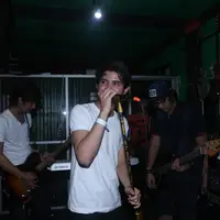 Tahun baru 2016 tidak terasa sudah dekat, para selebriti pun mengungkapkan resolusi tahun baru. Seperti artis ganteng Aliando Syarief yang terkenal lantaran aktingnya di sinetron, ia memiliki resolusi di bidang menyanyi. (Andy Masela/Bintang.com)