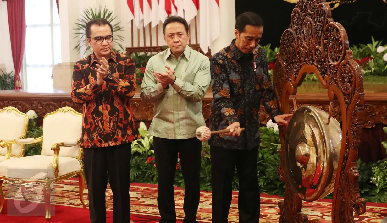 Presiden Jokowi memukul gong saat rayakan Hari Musik Nasional, Jakarta, Kamis (9/3). Peringati Hari Musik Nasional, Jokowi setuju dalam sehari penuh, lembaga penyiaran, tempat hiburan, dan lainnya menyiarkan lagu nasional. (Liputan6.com/Angga Yuinar)