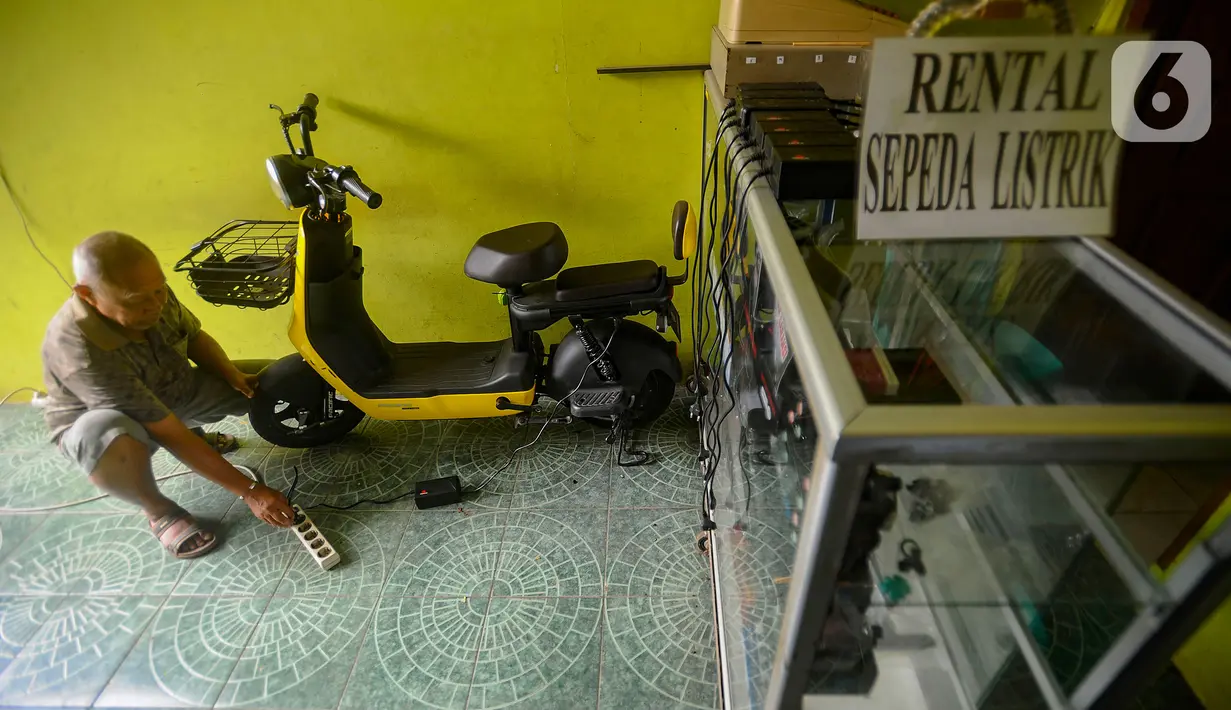 Untuk satu sepeda listrik dikenakan tarif sewa sebesar Rp 15 ribu dengan durasi satu jam. (merdeka.com/Arie Basuki)