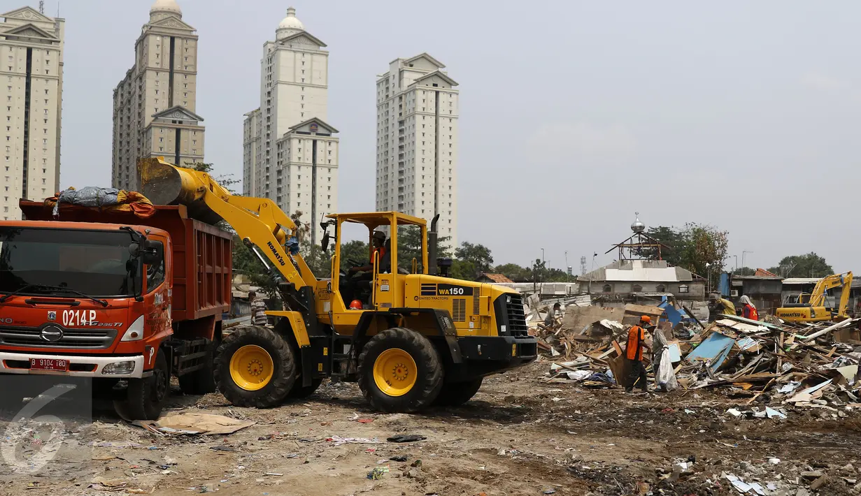 Sebuah alat berat dikerahkan saat pembongkaran Gang Laler oleh Satpol PP, Jakarta, Selasa (6/10/2015). Sekitar 400 kepala keluarga kehilangan tempat tinggal, pasca penertiban tersebut. (Liputan6.com/Yoppy Renato)