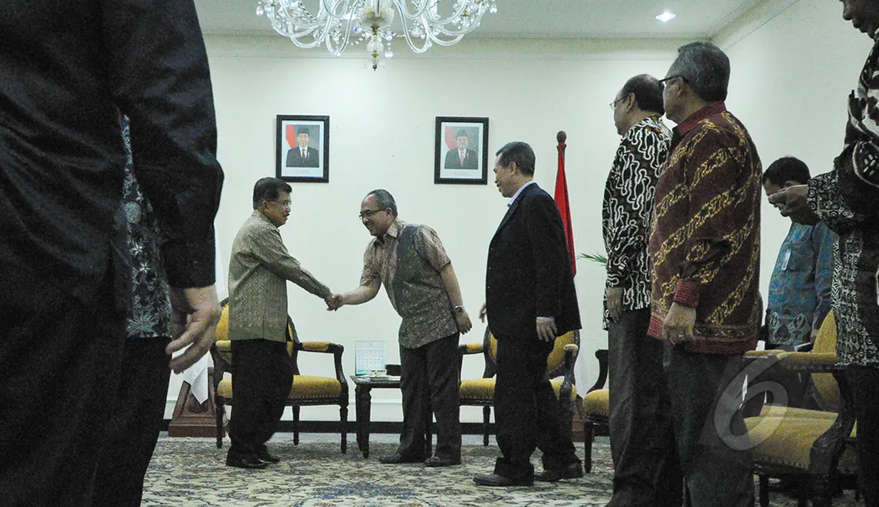 Ketua Tim Penyelamat PSSI, Suryo Pratomo (ketiga kiri) bersalaman dengan Wapres Jusuf Kalla di Kantor Wakil Presiden, Jakarta, Rabu (1/4/2015). Jusuf Kalla secara khusus meminta pelaksanaan Kongres PSSI bisa berjalan lancar. (Liputan6.com/Faizal Fanani)