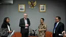 Duta Besar Australia untuk Indonesia Paul Grigson (Kiri) bertemu dengan ketua komisi I DPR RI Mahfudz Siddiq (tengah), Jakarta, Rabu (21/10/2015). Pertemuan tersebut membahas isu-isu terkini dan hubungan bilateral kedua negara. (Liputan6.com/JohanTallo)