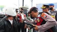 Pemeriksaan warga yang hendak menyeberang ke Bali di Pelabuhan Ketapang Banyuwangi (Istimewa)