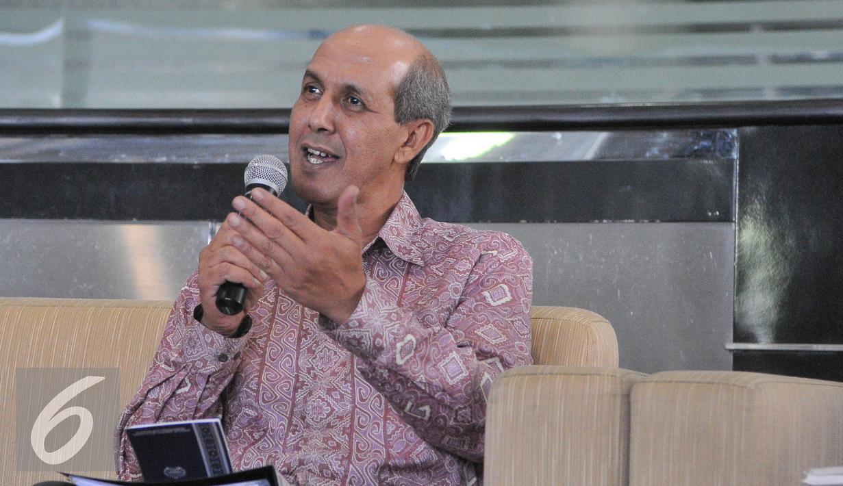 Dirjen Multilatera Kemenlu, Hasan Kleib memberi keterangan terkait penghapusan Indonesia dari status Grey Area oleh Financial Action Task Force on Money Loundering (FATF) di Kantor PPATK Jakarta, Jumat (26/6/2015). (Liputan6.com/Herman Zakharia)