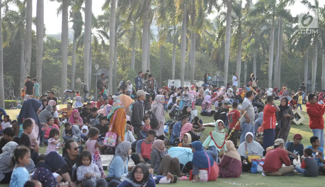 Kepadatan warga saat mendatangi Lebaran Betawi ke-12 di Lapangan Monas, Jakarta, Minggu (21/7/2019). Untuk pertama kalinya Lebaran Betawi digelar di Monas yang diisi oleh beragam seni dan budaya masyarakat Betawi dalam rangka memeriahkan HUT DKI Jakarta.(merdeka.com/Iqbal S. Nugroho)