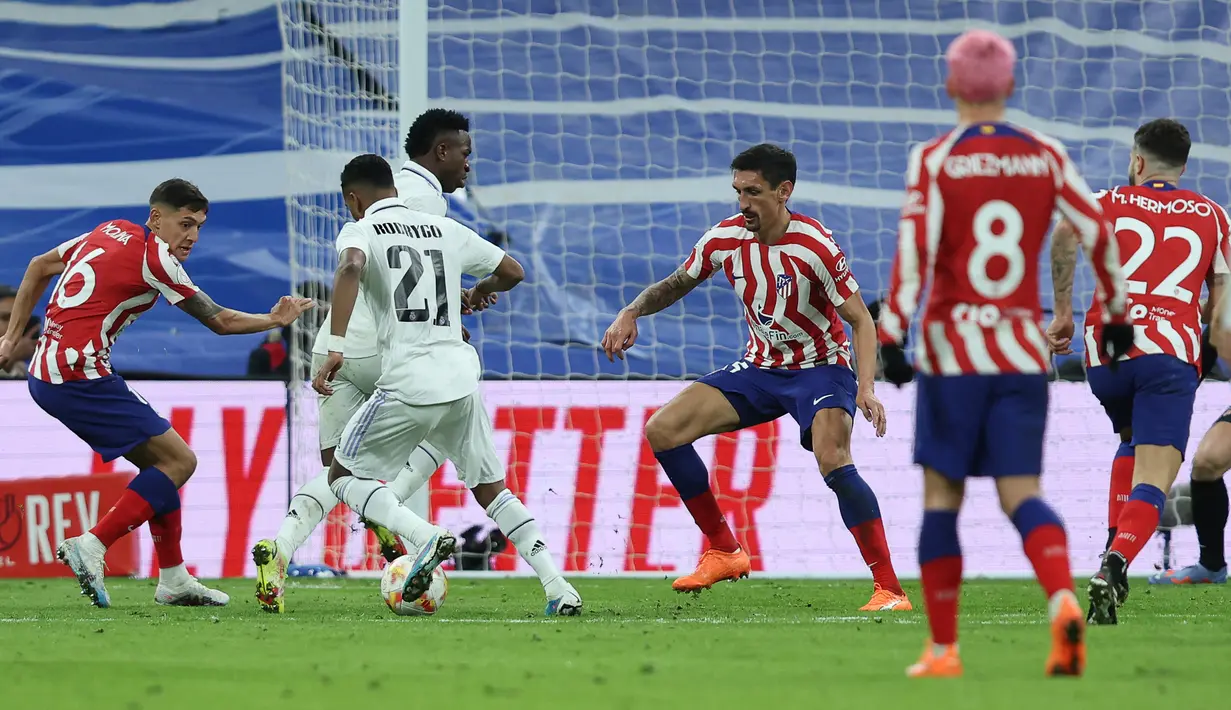 Gol yang dinanti-nanti Madrid tercipta di menit ke-79. Rodrygo melakukan aksi memukau dari tengah lapangan melewati hadangan tiga orang pemain Atletico. Ia menuntaskan aksinya dengan bagi luar kaki kanannya. (AFP/Pierre-Philippe Marcou)