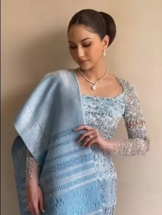 Dari rangkaian prosesi adat itu Jessica Mila kini telah memiliki marga yaitu Damanik. [Foto: IG/myrnamyura/yukikt].