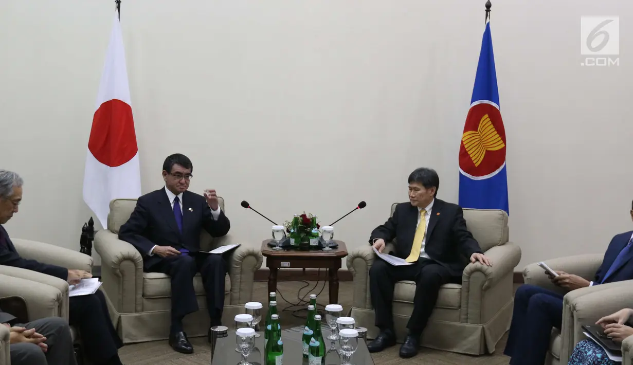 Menteri Luar Negeri Jepang Taro Kono melakukan pertemuan dengan Sekjen ASEAN, Lim Jock Hoi dalam kunjungan ke Gedung Sekretariat ASEAN, Jakarta, Selasa (26/6). Pertemuan menandai hubungan Jepang dan ASEAN yang ke-45. (Liputan6.com/Angga Yuniar)