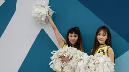 Dua Cheerleader berpose sebelum pertandingan di tempat hoki es Gangneung di Olimpiade Musim Dingin Pyeongchang 2018 di Gangneung, Korea Selatan (17/2). (AFP Photo/Ed Jones)