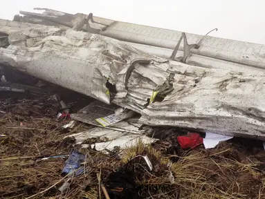 Kondisi pesawat Twin Otter milik maskapai Tara Air yang sempat hilang bersama puluhan penumpangnya di pegunungan Nepal, Rabu (24/2). Pesawat  itu ditemukan di distrik Myagdi dalam keadaan hancur berkeping-keping. (REUTERS/Santosh Gautam)