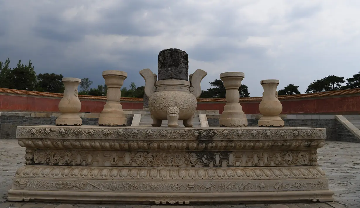 Sebuah altar batu di makam kerajaan barat dari era Dinasti Qing (1644-1911) di Wilayah Yixian, Provinsi Hebei, China utara (18/6/2020). Lokasi ini dimasukkan ke dalam Daftar Warisan Dunia pada 2000 lalu. (Xinhua/Zhu Xudong)