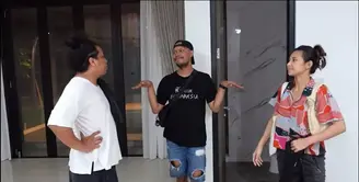 Pasangan selebriti Indah Permatasari dan Arie Kriting memperlihatkan rumah barunya. Melalui kanal Youtubenya, Arie dan Indah mengajak kedua orangtuanya yang baru datang dari kampung ke rumah baru. [Youtube/Indah Permatasari]