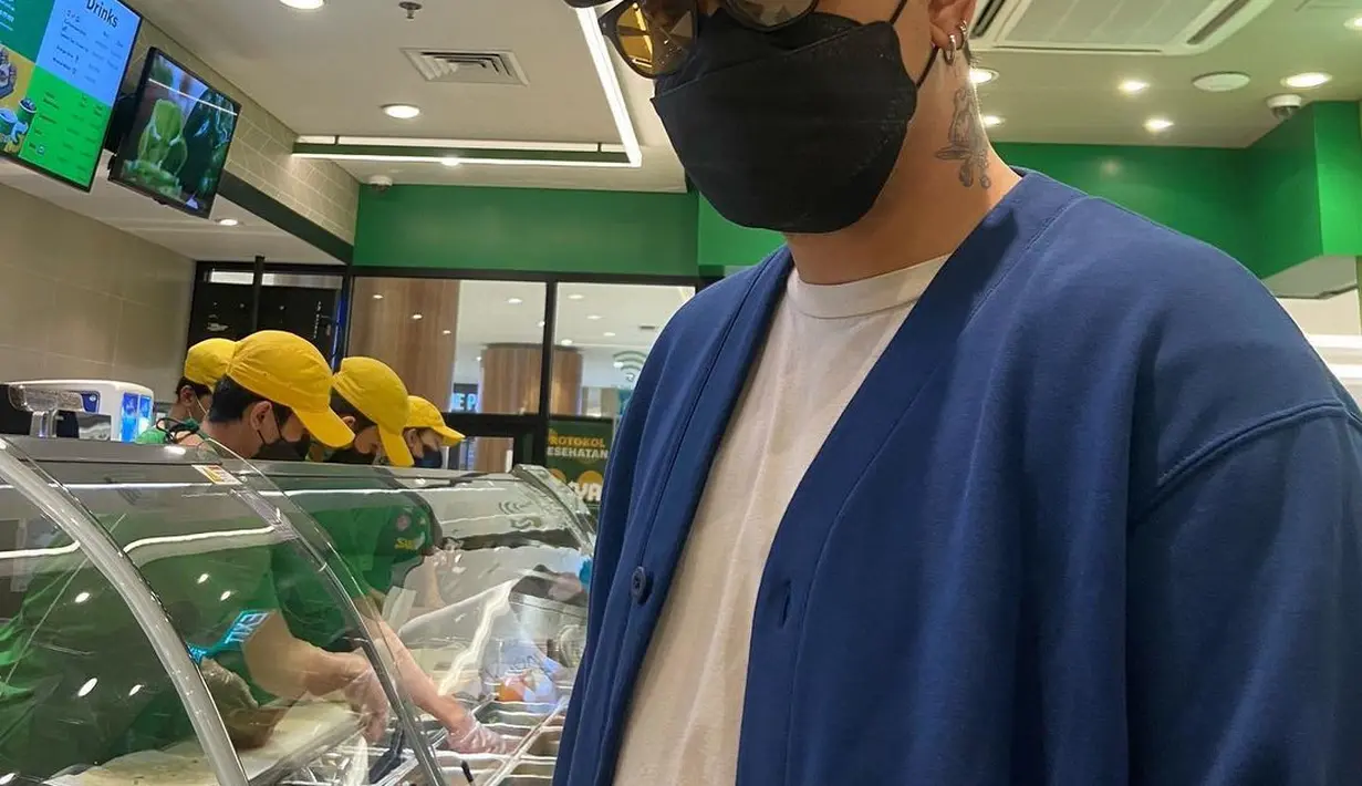 Namun soal busana ia lebih senang tampil dengan kesan yang simpel ala anak Jaksel. [Instagram/marlo]