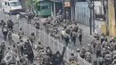 Petugas kepolisian dan Satpol PP saat menertibkan lokasi penggusuran Kampung Pulo, Jakarta, Kamis (20/8/2015). Penggusuran pemukiman Kampung Pulo dilakukan oleh 2.200 personel gabungan untuk normalisasi Sungai Ciliwung. (Liputan6.com/Herman Zakharia)