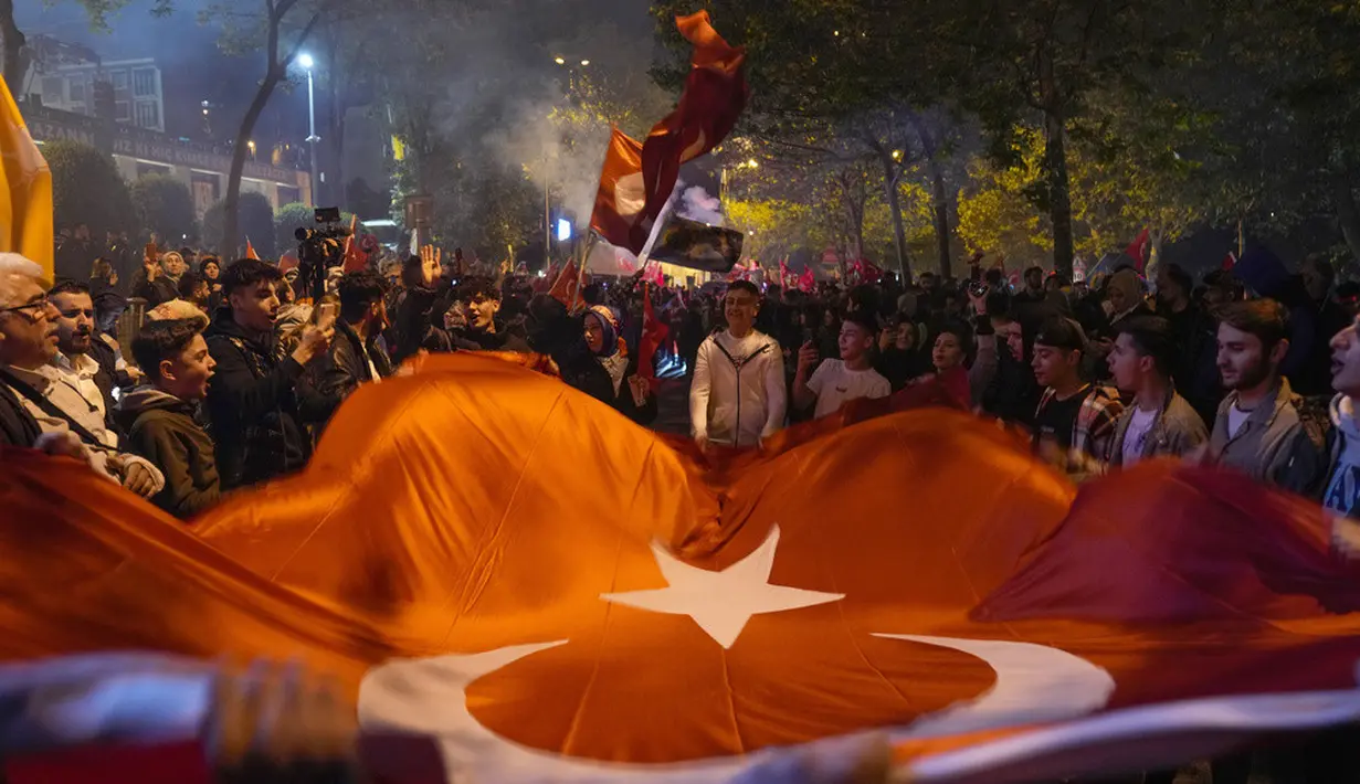 <p>Pendukung Presiden Recep Tayyip Erdogan merayakan di luar markas Partai Keadilan dan Pembangunan ( AKP) di Istanbul, Turki, Minggu (14/5/2023). (AP Photo/Khalil Hamra)</p>