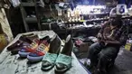 Pekerja menyelesaikan pembuatan sepatu di industri rumahan daerah Kuningan, Jakarta Selatan, Jumat (22/1/2020). Industri rumahan pembuatan sepatu berbahan kulit dan sintetis ini telah memasarkan produknya di tingkat nasional dengan harga jual Rp. 175.000 - Rp.1.500.000. (Liputan6.com/Johan Tallo)