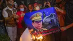 Warga Myanmar yang tinggal di Thailand membakar gambar Jenderal Min Aung Hlaing saat protes di depan Kedutaan Besar Myanmar di Bangkok, Thailand, Kamis (4/2/2021). Jenderal Min Aung Hlaing menjadi tokoh di balik kudeta militer Myanmar pada 1 Februari 2021. (AP Photo/Sakchai Lalit)